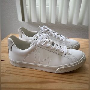 *20% OFF EOY SALE* NWOB Veja Esplar Low Sneakers